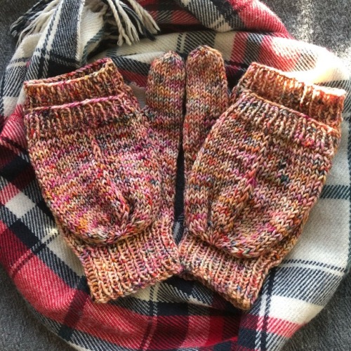 zuezuesknots: Convertible mittens just in time for a Chicago winter ❄️