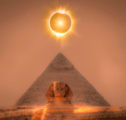 gyclli:  Lunar Eclipse Above the Pyramid
