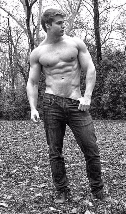 texasfratboy:  love a sexy college jock going commando! 