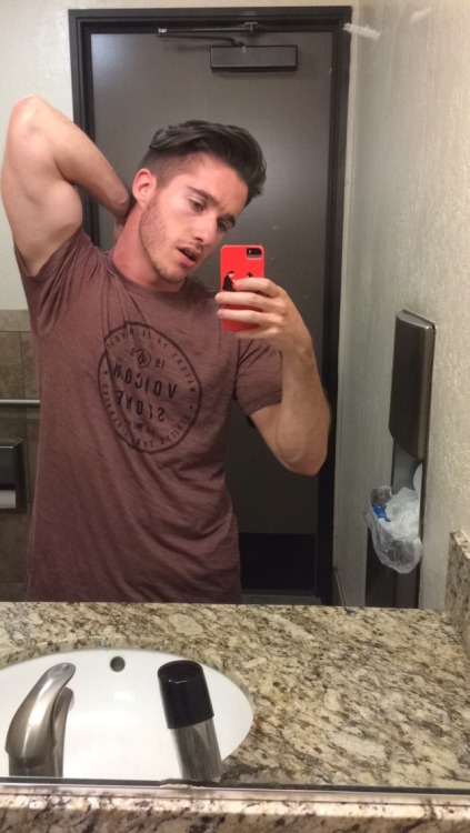 gwensdeafani:  My hair looked so good today that I don’t even care if I took this in the bathroom at work
