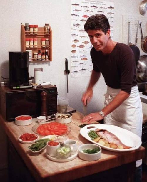 aiiaiiiyo:Anthony Bourdain preparing a meal in his New York City apartment, 1986 Check this blog!