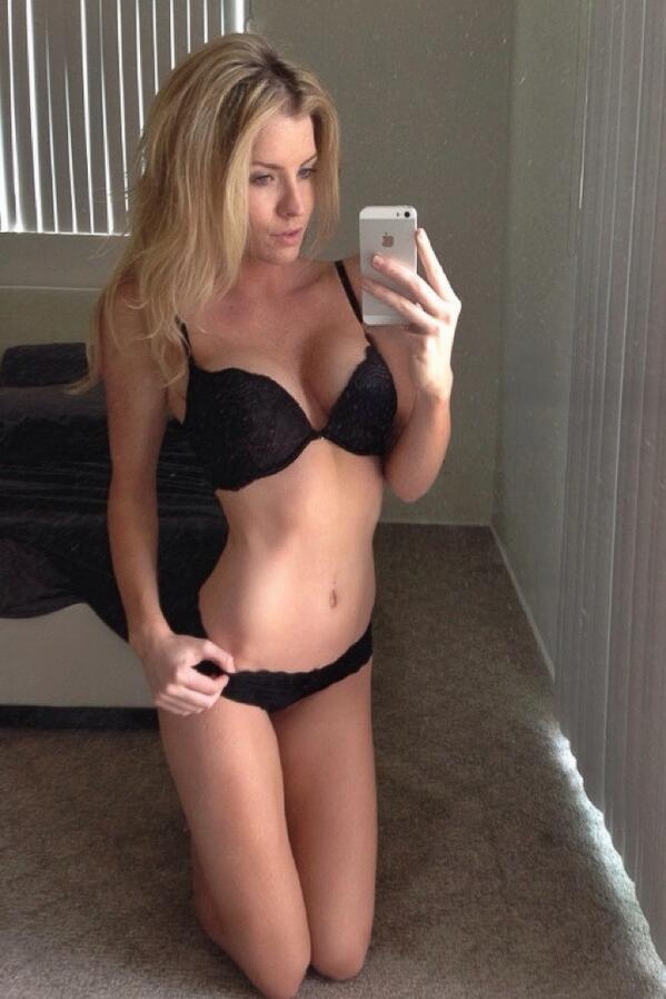 selfshots-pretty-babe:  