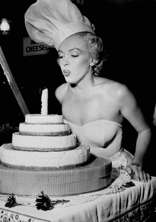 Marilyn, having been named, “Miss Cheesecake of 1952” by Stars and Stripes Magazine, made an appeara