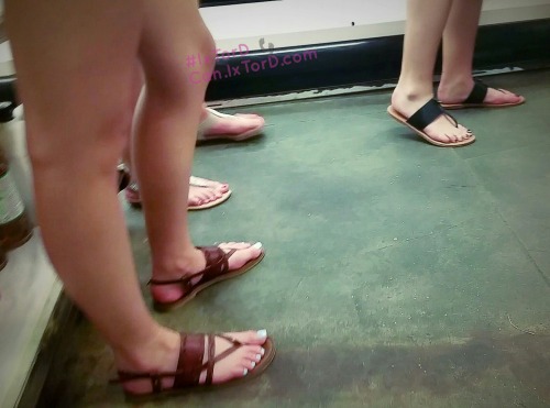 mandicandids: A few girls, feet, sandals, flip flops !