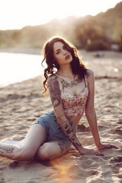 i-always-bet-on-inked-girls:  More here I