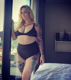 italiankong:  Tattooed Aussie Miss Haylonn. Curvy beauty!  WOW!!