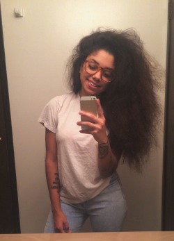 sugarbvbyy:  414lilj: Peace &amp; blessingz from my hair &amp; wrinkled white tee.  oh my godddd