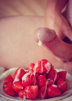 dannygaynasty:  Cooking some strawberries