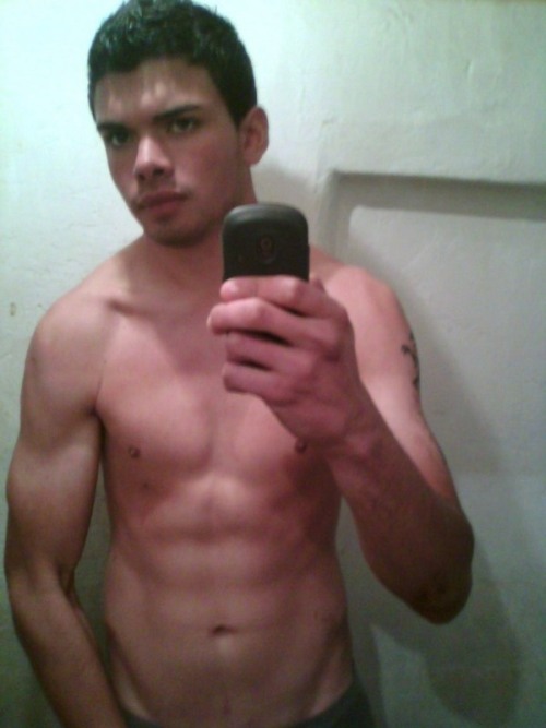 chilenoskalientes:  Hector, 21 años. Minito de santiago con rico cuerpo.