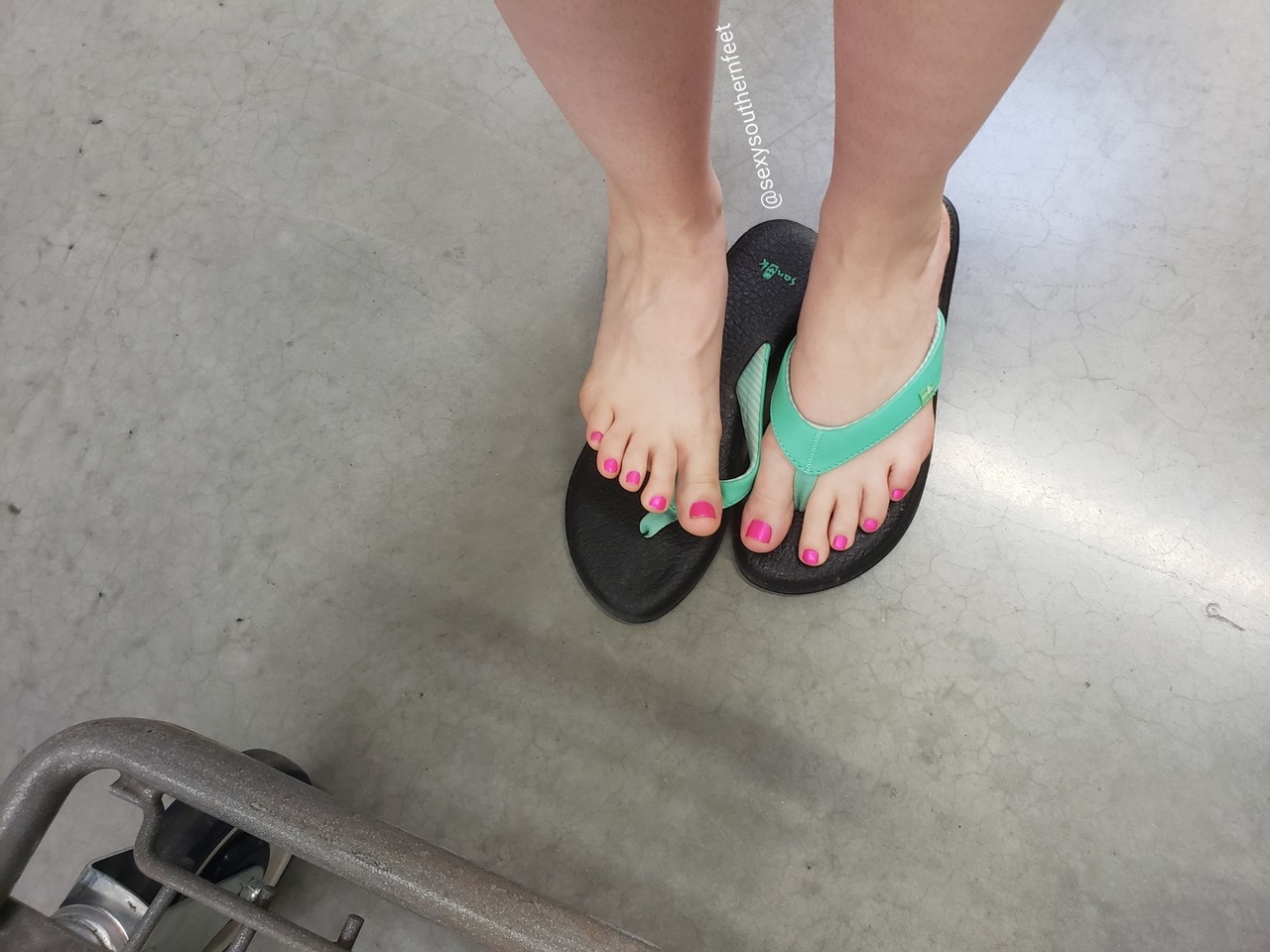sexysouthernfeet:  Tell me, would I catch your attention at the store?😏