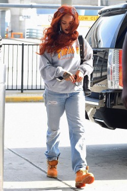 rihannasuperlit:  arielcalypso:  Rihanna at “JFK” airport in New York. (25th May 2015)  LINK TO NEW TRACK : https://soundcloud.com/sol4rsyst3m/last-year-prod-tempest