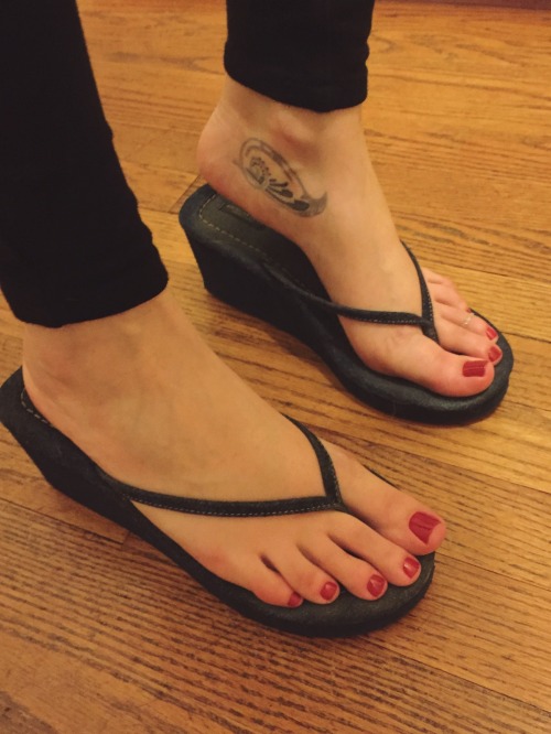 theprettygoodfoot: Closest things to flip flops I have.