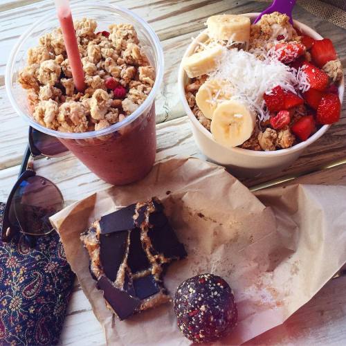 tessbegg:  Craving smoothies &amp; #raw cakes Think i need to make a creamy date milkshake right