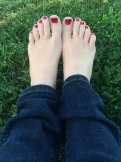 feetplease:  size 8 red toes  Thanks for the great submission 