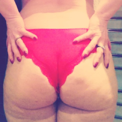crunchiepink:  crunchiepink:  Since you asked nicely!!   Here is the red set, including cheeky booty shot ❤️  Happy Hump Day 💋💋💋  Red set? ❤️