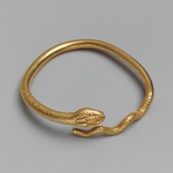 tiny-librarian:    Gold bracelet in the form of a snakeIt dates to the Early Hellenistic Period of Egyptian History, when the Greek Dynasty of the Ptolemies ruled over Egypt.  This massive bracelet or armlet is cast in solid gold. The scales and details