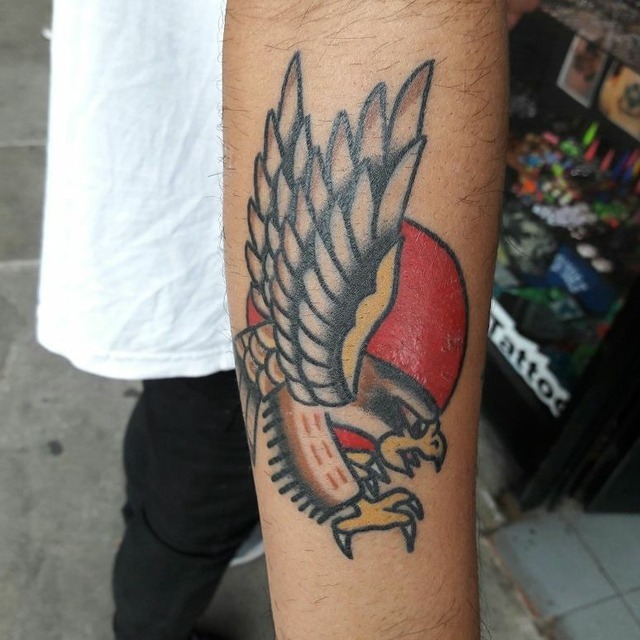 casi 100% curado y super brillante. #tattoo#traditional tattoo#tattoos#tatuaje tradicional#tatuaje#tatuajes#falcon#boldtattoos#real tattoos#American Traditional#inked#ink#healed tattoos#yael bobbio