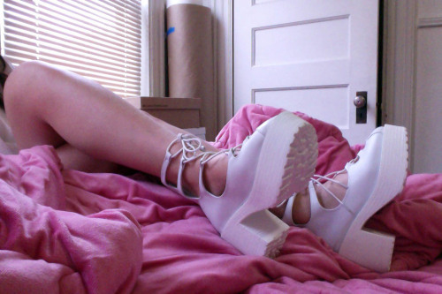 thrustfully:  flawfilled:  ✩ p r e t t y & p a l e ✩  優しい 