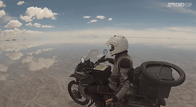 まるで空撮みたいに気持ちいい。ウユニ塩原をバイクでひた走る映像
