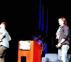ohmysupernatural:  Jared trying to recreate the Supernatural Shake with his phone