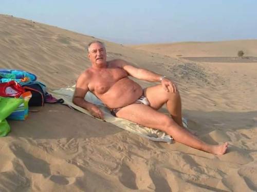 speedochubby:desssert is like a beach, doesn’t it? Yum