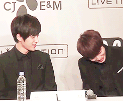 chandoo:  myungsoo reassuring sungjong that he did a good sugoi job answering the question         