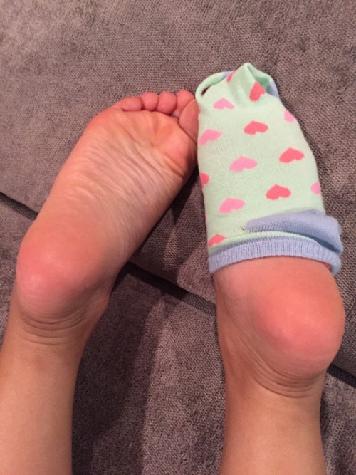 buntoes: like seeing me play with my socks after a workout?? join my private blog ☺️ happy friday!