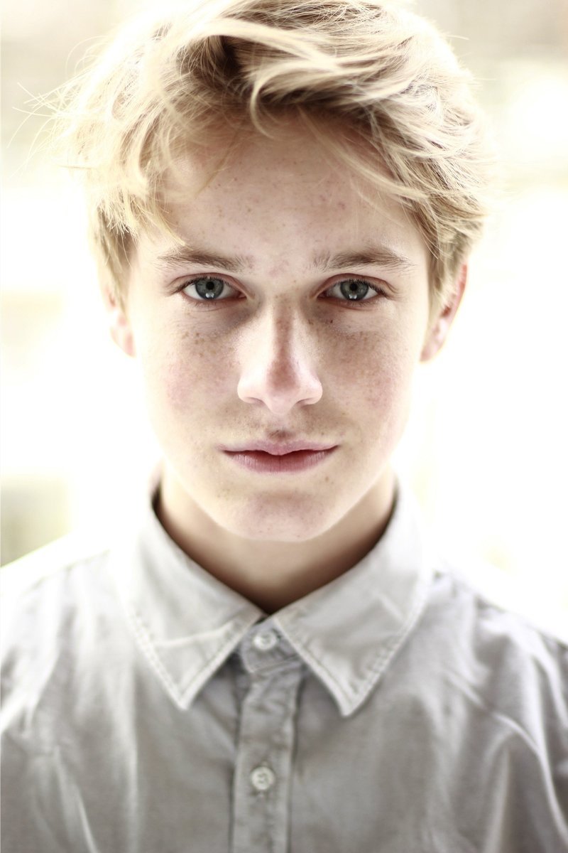 Louis Hofmann Naked >>>PICS HERE