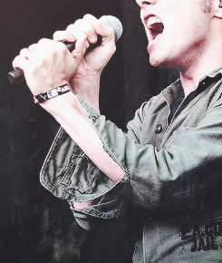  4-7/6 pictures of Gerard’s hands for anon. 