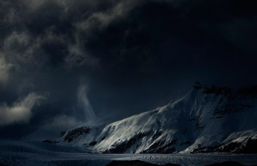 anarchy-of-thought:«Peak a Blue» by Andy Lee (Энди Ли)Меланхоличные пейзажи Исландии, окутанные мрак