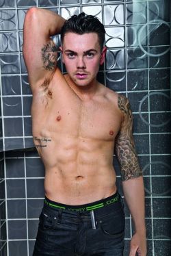 amazingmalenudity:  Ray Quinn 