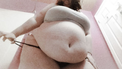 misstasticakesbbw: All these sexy curves, but I’m still way too skinny! I want to really pork up lik