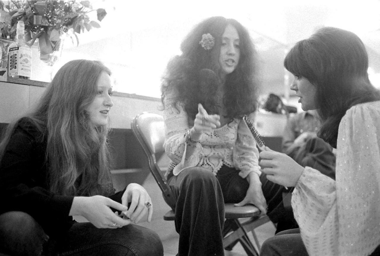 soundsof71:  Linda Ronstadt teaching harmony parts to Bonnie Raitt and Maria Muldaur