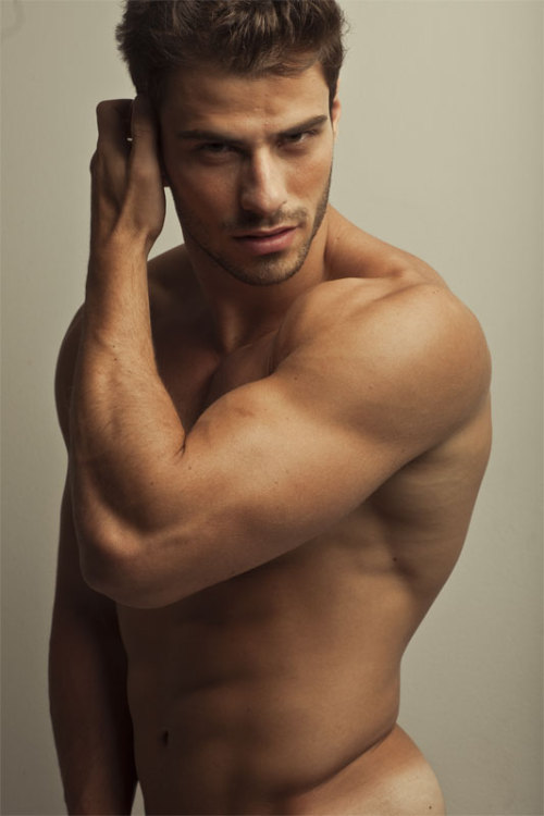 malebodyperfection:  Lucas Malvacini 
