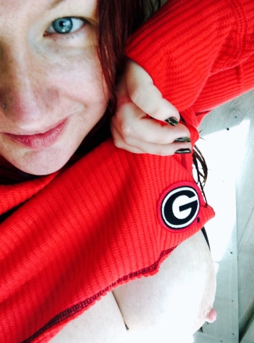 rippedjeanseyesofgreen: I missed last week! No tardy for the party this week!  Go Dawgs Go ❤️ woof w