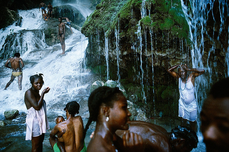 pleviose:  Alex Webb “Saut D'eau Pilgrimage”  (1978), Haiti