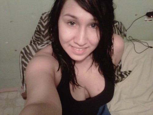 webcams-hispanas:  Linda Burger King latina con GRANDES WHOPPERS!