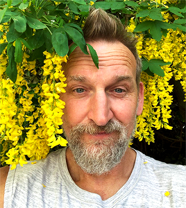 tennant:Christopher Eccleston + flowers (✿◠‿◠)© Christopher Eccleston // Instagram