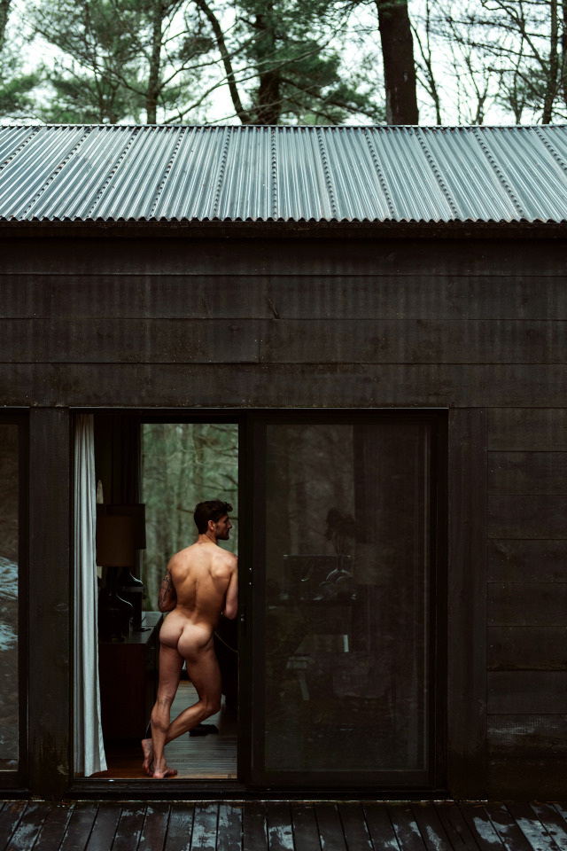 thefagmag:hosenklapse:THE WIFE’S AWAY. THE NEIGHBOR’S COMING OVER..Here’s more … THE FAG MAG/archive