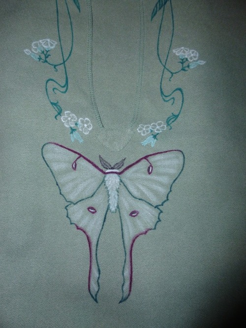 wickedannabela:vincents-crows:New sewing blog post: Pale green rayon shirt. (It’s for a costum