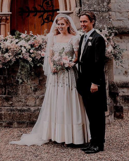 DRESS AND BOUQUET DETAILS Princess Beatrice wore a vintage dress by ...