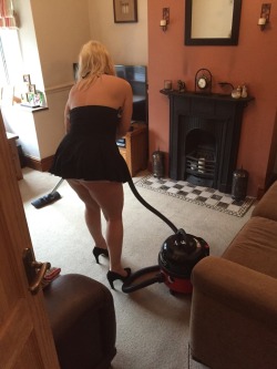 thecougarthatismissy:  hornyamateurcouple:  It’s time for @thecougarthatismissy to catch up on her chores 