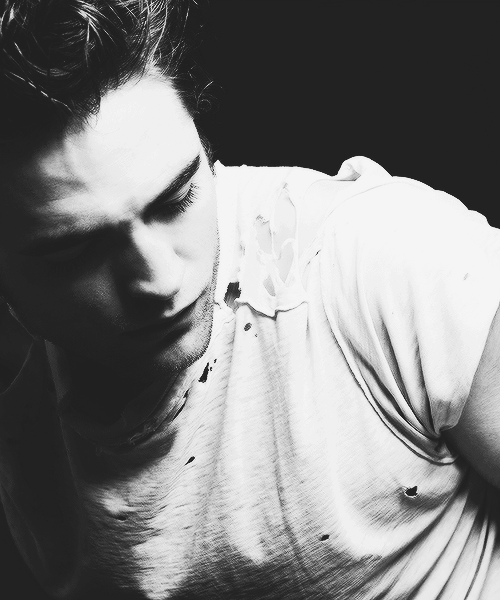 britishrobert:  ∟ 12/20 pictures in Black and White of » Robert Pattinson. 
