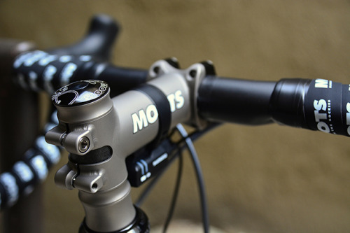 embrocationcycling: Up next in our Bespoke Builds column is this Moots Vamoots RSL. Click here to se