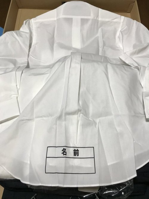 hkakktakka: 次男の高校の制服（Yシャツ）、背の裾に名前を書くのです。おかげでシャツを出して着てる子はひとりもいない。誰が考えたんだろう、ナイスアイデア（笑）Twitter / @matsu