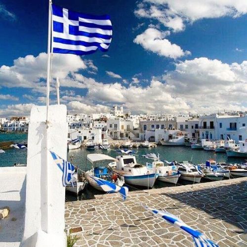 Stunning Naoussa village, at Paros island (Πάρος) ☀️. The amazing white & blue of Cyclades and t