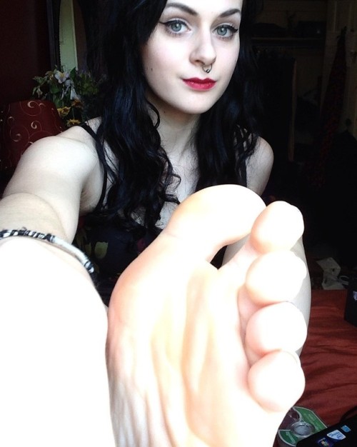 glynishot-gal:Free foot domination and foor fetish