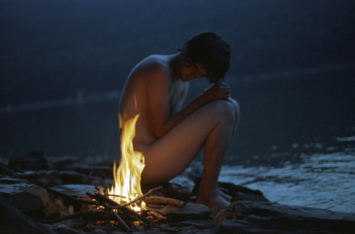 campingmen:  Love the warm glow of the campfire in these pics. http://campingmen.tumblr.com/ 