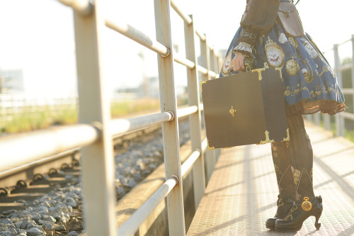 shadow-walk:  My first time trying steampunk lolita. I made it for the Metamorphose 2014 coordinate contest. If you haven’t already, please support Meta by checking out all the entries here! There’s no limit to how many photos you can like, and there’s