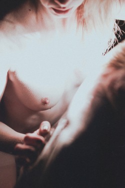 schabernacktreiben:  carlight  #schabernackfotografie #schabernacktreiben #femme #female #sensual #skin #photooftheday #potd #available #light   voll schön
